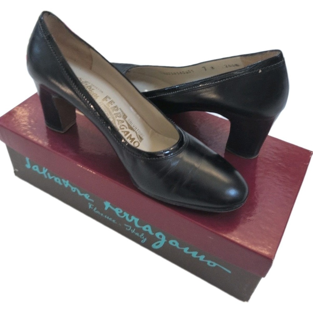 Vintage Salvatore Ferragamo Black Leather Stitch Trim Almond Toe Pumps Sz 7B Box